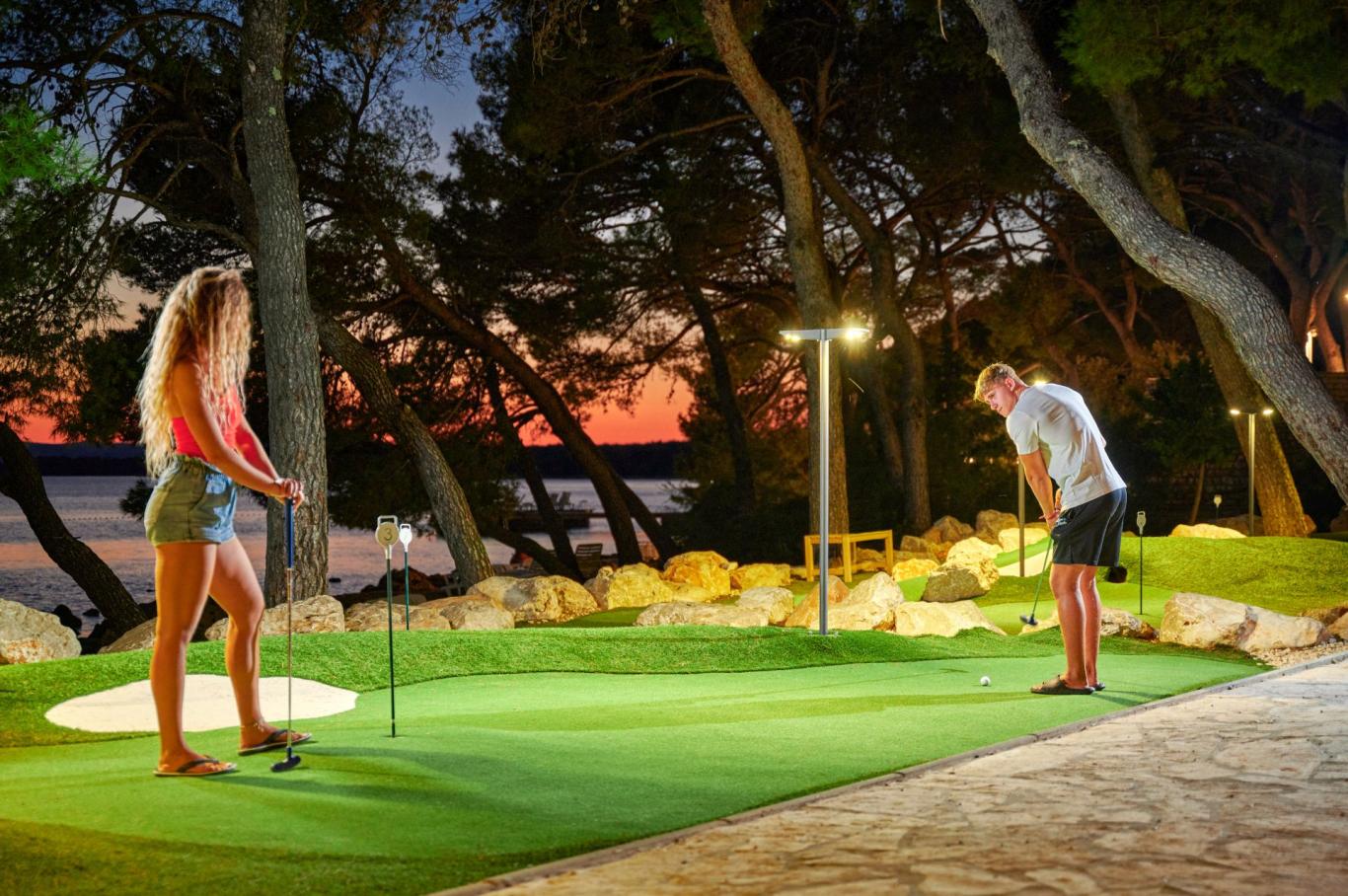 Mini golf v letovišču Pine Beach all inclusive